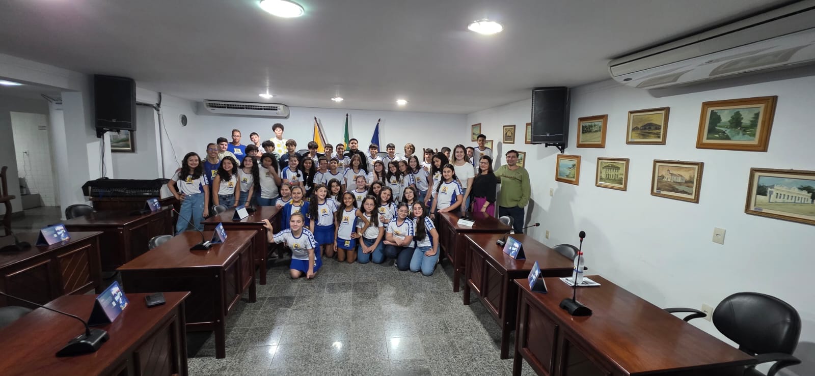 ALUNOS DA ESCOLA “PADRE OTÁVIO MOREIRA” REALIZAM VISITA A CÂMARA MUNICIPAL DE MARATAÍZES